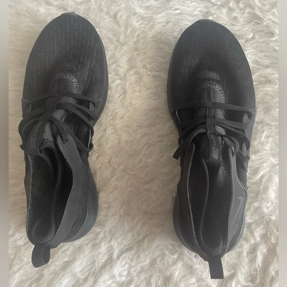 Nike trainers. - Picture 2 of 6